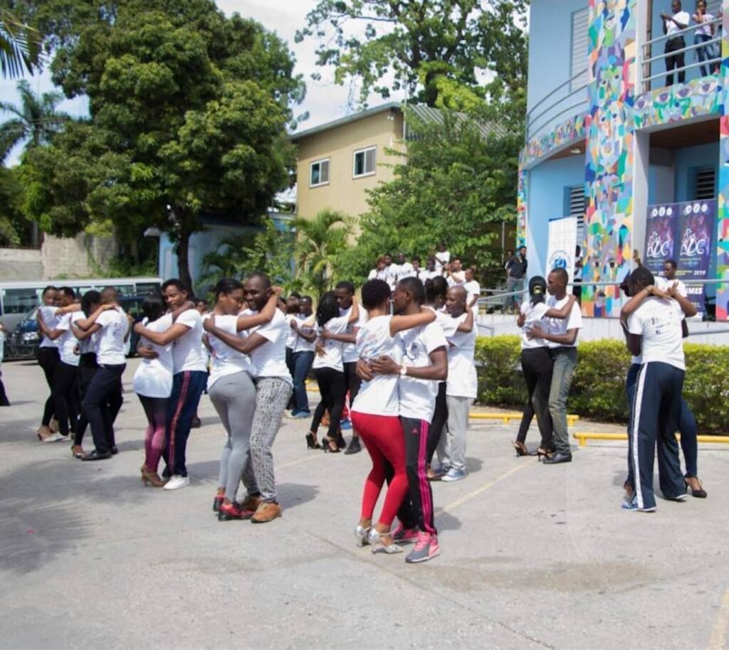 Des jeunes organisent un interlude de danse Konpa dans la cour de l'Université Quisqueya, à Port-au-Prince