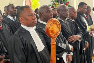 À Jacmel, la célébration de la fête patronale de saint Yves a dépassé, cette année, le simple cadre religieux. Réunis ce mardi 19 mai 2026 dans la localité de Monchil, avocats, membres du Barreau de Jacmel, hommes et femmes de loi, autorités locales et fidèles catholiques ont rendu hommage à celui qui est considéré comme le saint patron des juristes et le défenseur des plus faibles, Yves Hélory de Kermartin, prêtre, juge ecclésiastique et avocat.