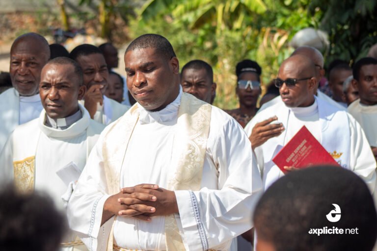 La paroisse du Sacré-Cœur de Caracolie accueille son nouveau curé : le Révérend Père Johnson Edouard Michel